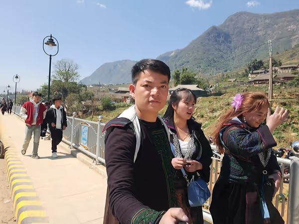 Hình phác họa tối giản thể hiện sự chuyển đổi từ lưu trữ phân mảnh của Lý A Páo sang hệ thống ghi âm giọng nói Tana, kiến tạo bài viết SEO Blog từ dữ liệu thực tế.