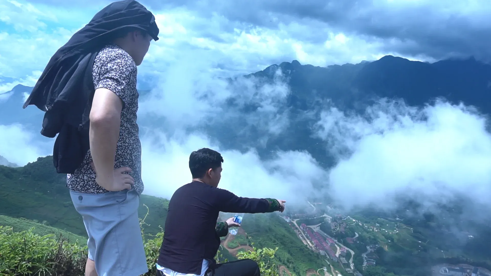 Hoàng HXN cố vấn chiến lược kinh doanh solo cho Lý A Páo trên đỉnh núi Hàm Rồng, Sa Pa, Lào Cai, nhìn xuống thung lũng mây.